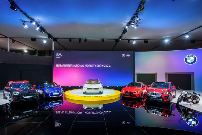(왼쪽부터) MINI 컨트리맨 JCW, 뉴 MINI 4도어, 비전 노이어 클라쎄, BMW M4, BMW iX2, M 1000 XR 사진=BMW그룹코리아