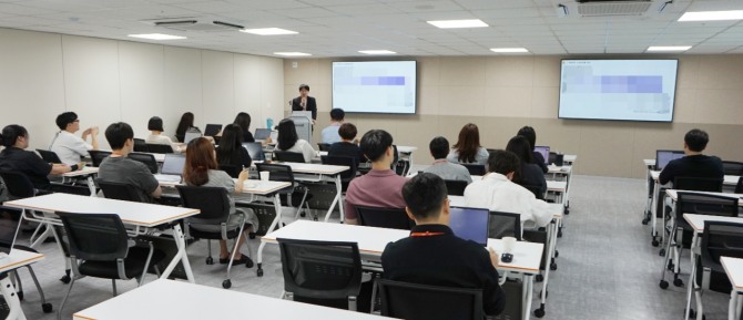 인크루트가 사내 임직원들을 대상으로 '공정채용법' 교육을 실시했다. 사진=인크루트