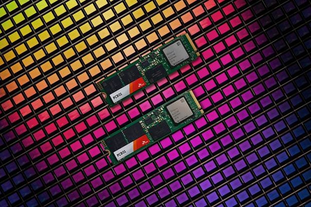 SK하이닉스가 개발한 8채널 PCIe 5세대 온디바이스 AI PC용 SSD ‘PCB01’이 놓여있다. 사진=SK하이닉스