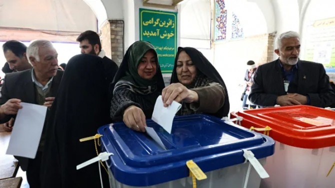 이란 여성들이 2024년 3월 1일 테헤란에서 국회의원 및 주요 사무기구를 선출하는 선거에서 투표소에서 한 표를 행사하고 있다. 사진=AFP/연합뉴스