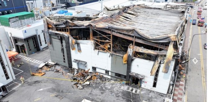화재사고로 23명의 사망자를 낸 아르셀 건물이 불에 타 검게 그을려 있다.사진=뉴시스