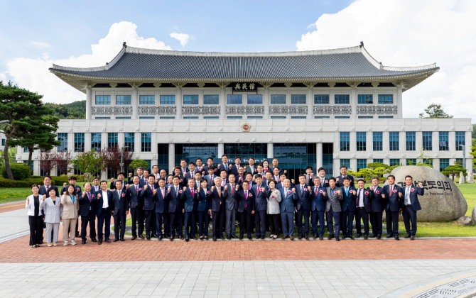 제12대 경북도의회 의원들이 단체 촬영을 하고 있다. 사진=경북도의회