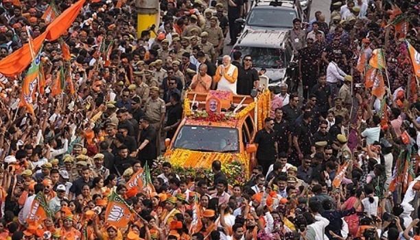 2024년 5월 13일 인도 바라나시에서 흰색 조끼를 입은 나렌드라 모디 인도 총리가 차량에서 지지자들에게 인사하고 있다.     사진=AP/연합뉴스 