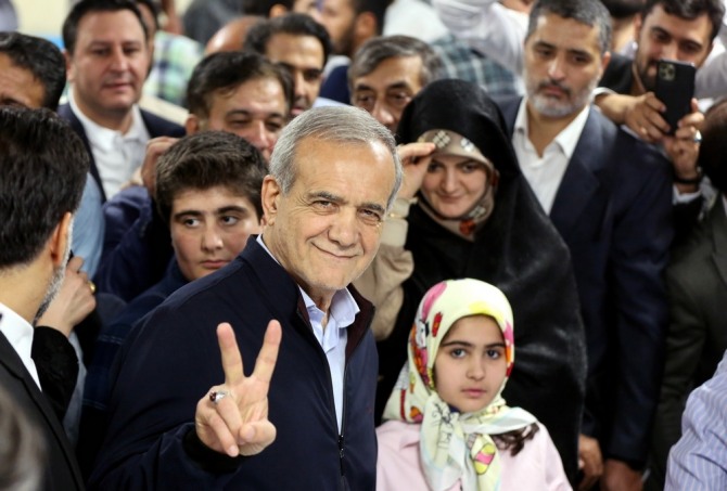 이란 대통령 보궐선거에서 개혁파 후보인 마수드 페제시키안(사진 중앙) 후보가 득표율 1위를 차지했다.  사진=EPA/연합뉴스