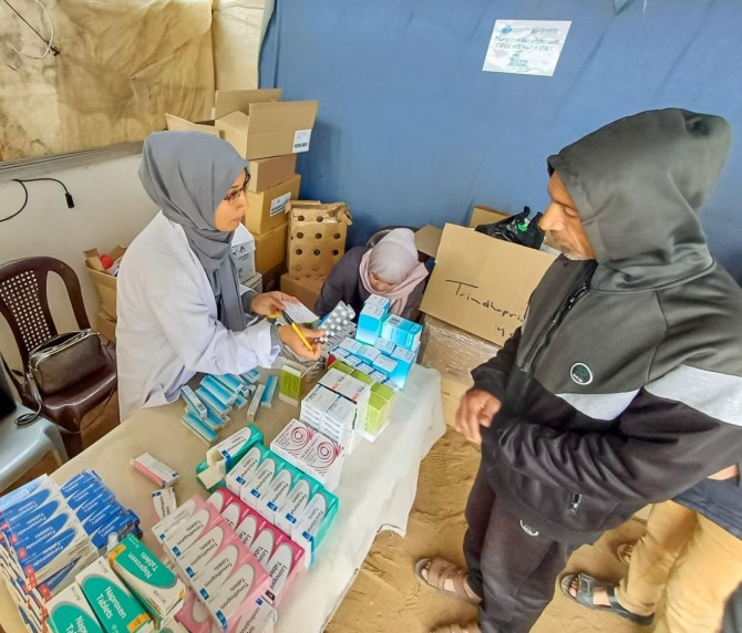 희망친구 기아대책이 협력단체를 통해 민간인들에게 필요 의약품을 나눠주고 있다.  /사진=희망친구 기아대책