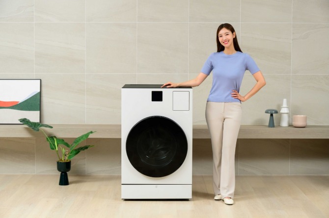 삼성전자 모델이 올인원 세탁건조기 '비스포크 AI 콤보' 신제품을 소개하고 있다. 사진=삼성전자