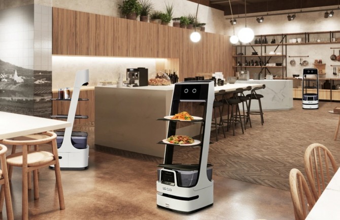 LG AI 클로이 서브봇이 매장에서 음식을 서빙하고 있다. 사진=LG전자