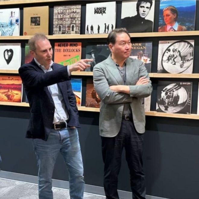6월 미국 출장길에 오른 최태원 회장(오른쪽)이 시애틀 아마존 본사에서 앤디 재시 CEO와 기념사진을 찍고 있다. 두 사람은 이번 회동에서 AI, 반도체 협력에 대해 논의했다. 사진=최태원 SK 회장 인스타그램