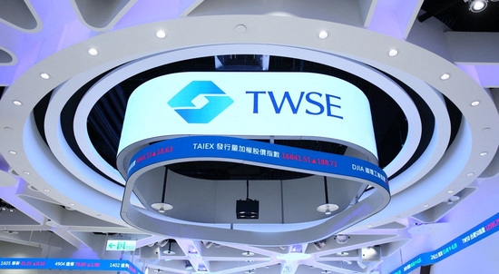 대만 증권거래소가 지난해 7월 대만 타이베이에 있는 건물 천장에 새 로고를 전시하고 있다. 사진=로이터