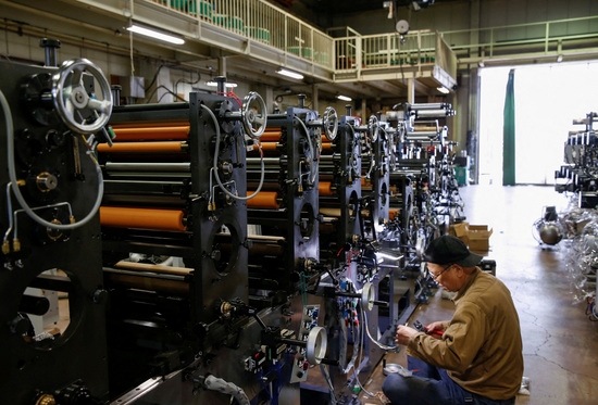 일본 히가시오사카의 한 공장에서 노동자가 기계를 점검하고 있다. 사진=로이터