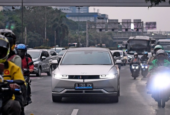 현대자동차 아이오닉5가 인도네시아 도로 위를 달리고 있다. 사진=현대차