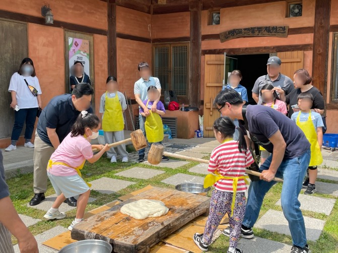 양주시 맹골마을 인절미만들기 모습. 사진=양주시