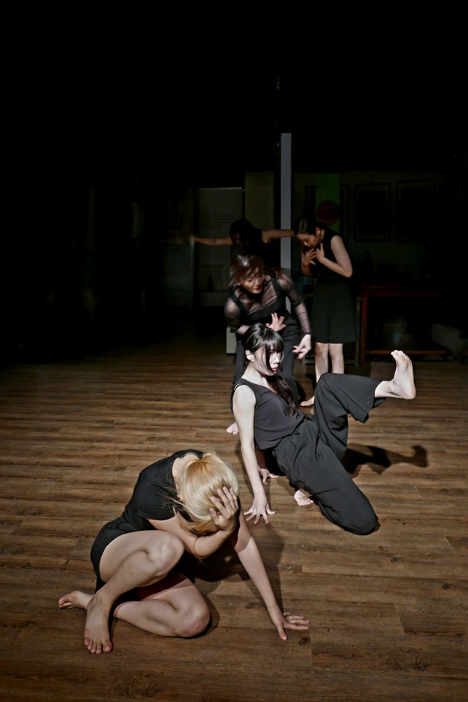 Myungsook Park Seoul Dance Theatre, Thorn Tree, 2024. Photograph ⓒ Eunbi Jung.