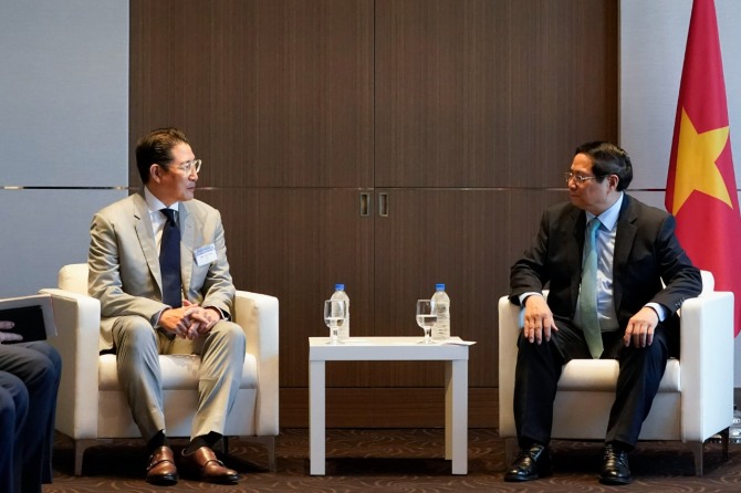 조현준 효성 회장(왼쪽)과 팜 민 찐 베트남 총리(오른쪽)가 1일 서울 중구 소공동 롯데호텔에서 만나 미래사업 협력방안에 대해 논의하고 있다. 사진=효성