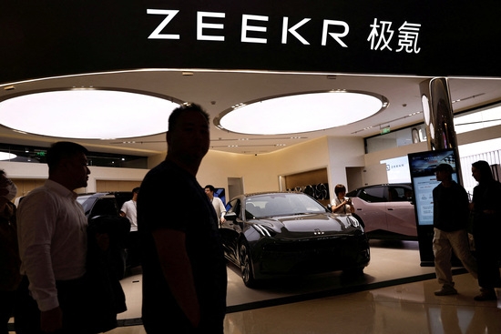 사람들이 베이징의 쇼핑몰에서 중국 자동차 제조업체 지리의 프리미엄 전기 자동차(EV) 브랜드인 지커 부스를 지나가고 있다. 사진=로이터