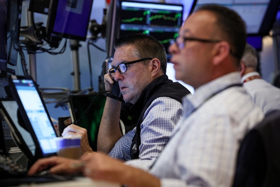 트레이더들이뉴욕증권거래소(NYSE)에서 일하고 있는 모습. 사진=로이터
