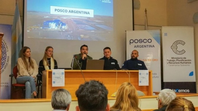 포스코 아르헨티나가 지역 대학을 순회하며 채용 설명회를 열었다.