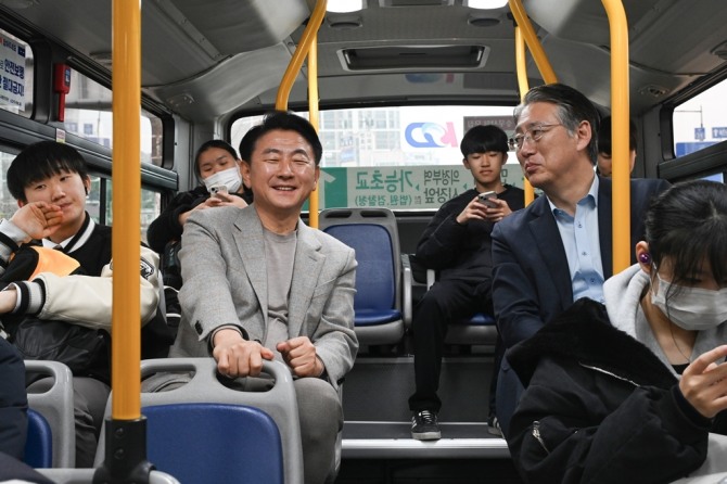 김동근 의정부시장이 통학 버스 탑승해 현장 행정을 펼치고 있다. 사진=의정부시