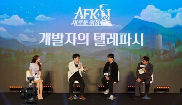 6월 29일 열린 'AFK: 새로운 여정' 인플루언서 초청 행사에서 유튜버 김성회(왼쪽에서 두번째)가 진경문 릴리스 게임즈 개발자(왼쪽에서 세번째)에게 게임에 관해 질의하고 있다. 사진=릴리스 게임즈