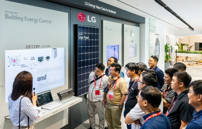 LG전자 직원이 마곡 LG 사이언스 파크를 방문한 아시아 지역 냉난방공조 컨설턴트들에게 LG전자의 건물 에너지 관리 솔루션(비컨)을 소개받하고 있다. 사진=LG전자