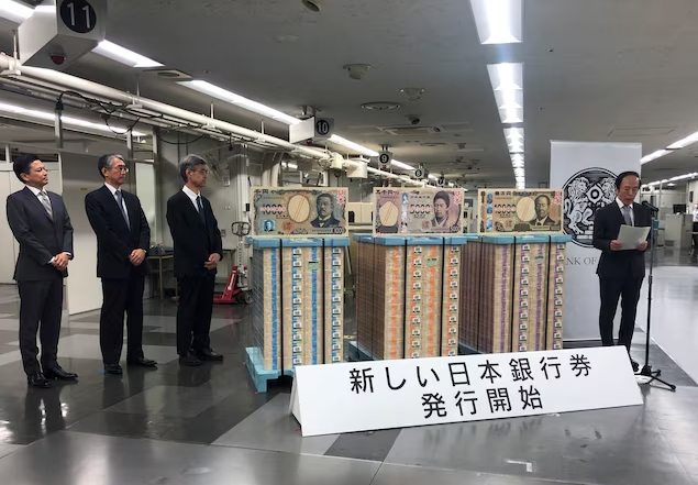 일본은행은 7월 3일 오전 8시, 20년 만에 새로운 일본은행권 발행을 시작했다. 사진 오른쪽은 우에다 총재. 도쿄의 일본은행 본점에서 촬영. 사사진=로이터