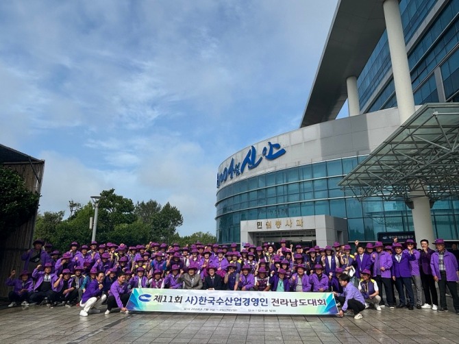 신안군 수산업경영인연합회는 3~4일 완도군 청해진스포츠 센터에서 열리는 제11회 한국수산업경영인 전남도대회 참가를 위한 출정식을 가졌다. 사진=신안군