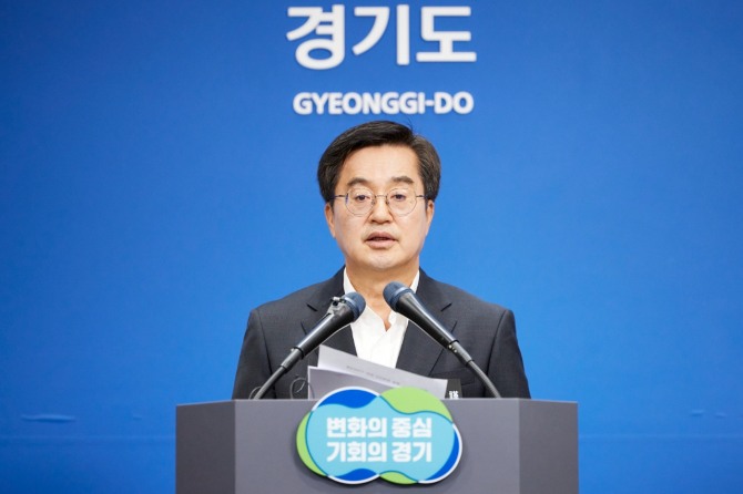 3일 오전 경기도청 브리핑룸에서 김동연 경기도지사가 화성 화재사고 긴급생계안정비지원 기자회견을 하고 있다. 사진=경기도