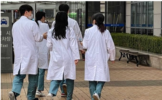 서울시내 한 대학병원에서 의료진이 병동으로 이동하고 있다.
