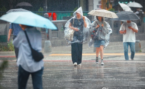 잠시 멎었던 장맛비가 4일 오후부터 다시 내리기 시작해 주말까지 전국에 최고 150㎜의 많은 비가 예상된다.전국적으로 장맛비가 내린 2일 오후 시민들이 서울 종로구 일대에서 우산을 쓰고 이동하고 있다.사진=연합뉴스