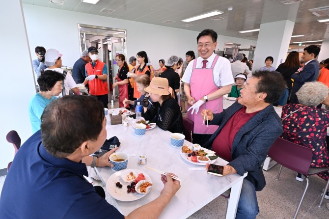노인복지관 개관 기념 배식봉사.