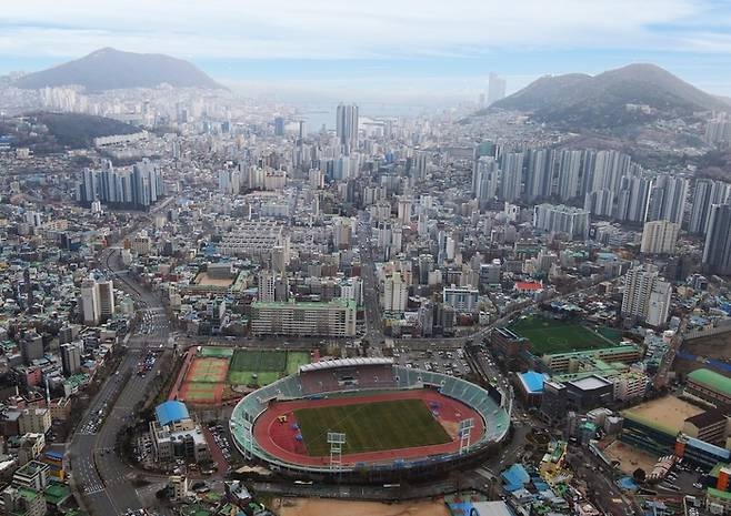 축구전용구장과 초고층아파트 등 복합개발이 추진 중인 부산 구덕운동장. 부산시 제공