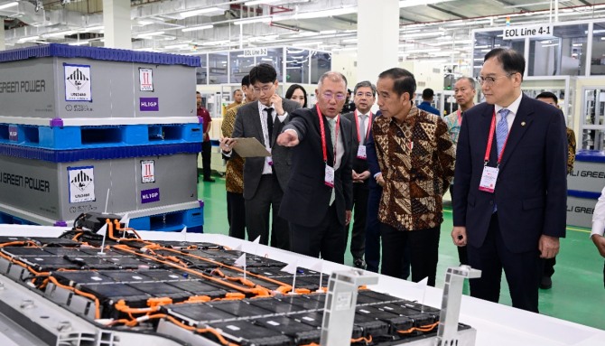 HLI그린파워에서 생산한 배터리셀을 (왼쪽부터)조코 위도도(Joko Widodo) 인도네시아 대통령에게 정의선 현대차그룹 회장이 설명하고 있다. 사진=현대차