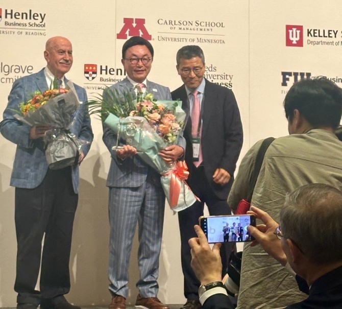 3일 미래에셋그룹 박현주 회장이 아시아 금융인 최초로‘올해의 국제 최고경영자상'을 받고 취재진에 둘러 쌀여있다. 사진=김성용 기자. 