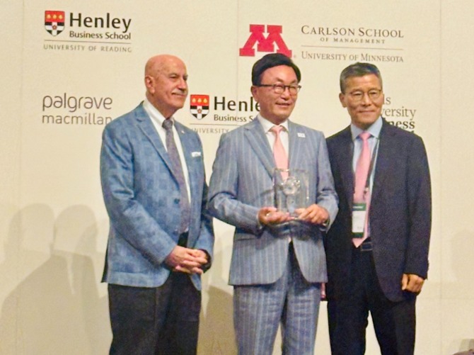 3일 롯데호텔에서 열린 2024 국제경영학회(AIB)에서 미래에셋금융그룹 박현주 회장이 아시아 금융인 최초로 ‘올해의 국제 최고경영자상’을 받고 활짝 웃고 있다.  사진=김성용 기자