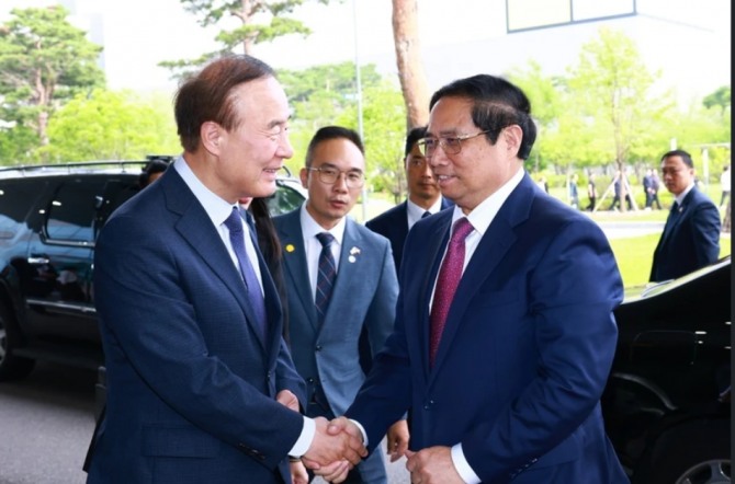 전영현 삼성전자 DS부문장(부회장)과 팜민찐 베트남 총리가 3일 만나 악수를 나누고 있다. 사진=베트남플러스