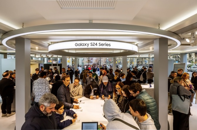 스페인 바르셀로나 카탈루냐 광장에서 2월 운영했던 '갤럭시 익스피리언스 스페이스'에서 방문객들이 갤럭시 S24 시리즈를 체험하고 있다. 사진=삼성전자