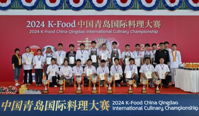 최근 중국 칭다오에서 열린 '2024 K-푸드 청도 국제요리대회'의 'CJ 챌린지 라이브 경연' 코너에 참가한 한·중 셰프들이 단체사진을 찍고 있다.  /사진=CJ제일제당