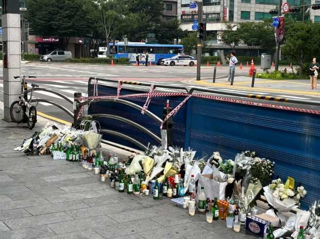 4일 서울 중구 시청역 교차로 인근 사고 현장에 희생자들을 추모하는 국화와 소주 등이 놓여 있다. 사진=이민지 기자