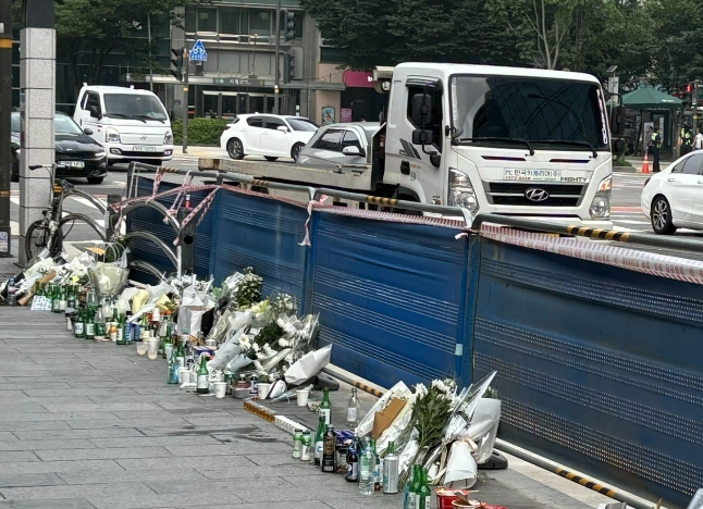 지난 4일 서울 중구 시청역 교차로 인근 사고현장에 희생자들을 추모하는 국화 등이 놓여있다.사진=이민지 기자