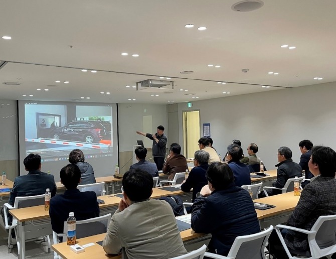 차재영 에스피앤모빌리티 팀장이 최근 삼표비즈니스센터에서 진행된 세미나에서 서울 대형 설계회사 임원진들을 대상으로 로봇주차 솔루션을 설명하고 있다. 사진=삼표그룹