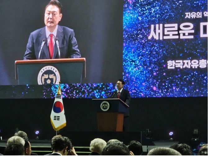 윤석열 대통령이 한국자유총연맹 제70주년 창립 기념에서 축사를 하고 있다. 사진=서울시의회