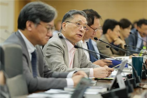 이한준 한국토지주택공사(LH) 사장이 지난달 10일 경남 진주 LH본사에서 열린 '공공주택 공급 촉진 점검회의'에 참석해 발언하는 모습. 사진=연합뉴스