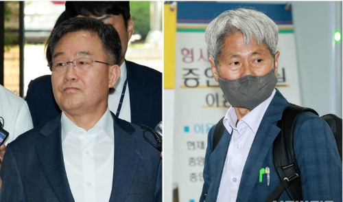 화천대유자산관리 대주주 김만배(왼쪽) 씨와 전 언론노조위원장 신학림 씨가 지난달 20일 서울 서초구 서울중앙지법에서 열린 구속전 피의자 심문(영장실질심사)을 받기 위해 법정으로 들어가고 있다.사진=뉴시스