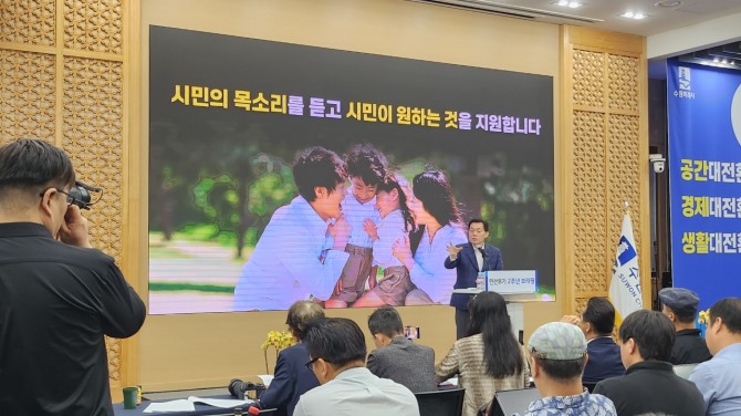 수원시 출입기자들과 질의응답하고 있는 이재준 시장. 사진=이지은 기자