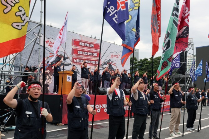 지난달 27일 오후 울산 북구 현대자동차 울산공장 본관 앞에서 열린 중앙쟁의대책위원회 출범식에서 노조 집행부와 대의원들이 구호를 외치고 있다. 사진=연합뉴스