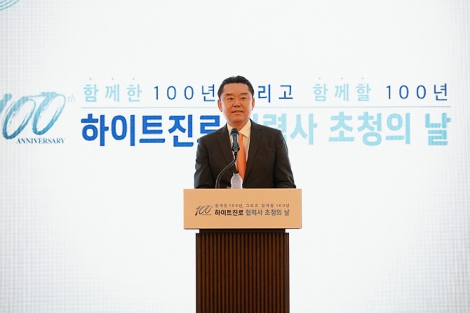 김인규 하이트진로 대표가 협력사 초청의 날 행사에서 인사말을 하고 있다.  /사진=하이트진로