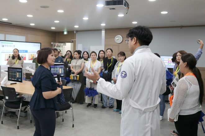 8일 충북보건과학대학교 합동강의실에서 몽골과의 국제교류 및 교육협력을 위한 업무협약식이 진행된 가운데 몽골 측 관계자가 작업치료학과 교수로부터 설명을 듣고 있다.사진=충북보건과학대 