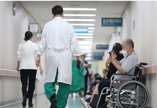 서울 송파구 서울아산병원에서 의료진이 이동하고 있다.사진=연합뉴스