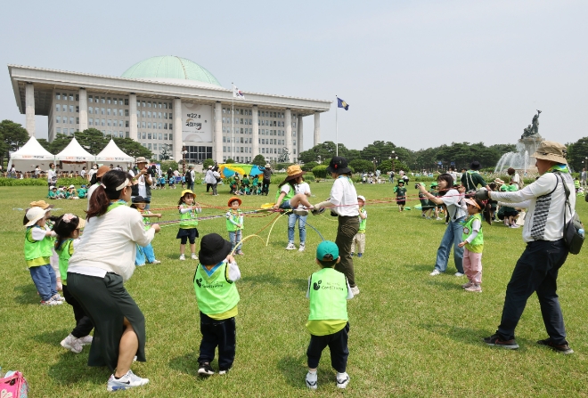 지난달 10일 국회에서 열린 제3회 대한민국 유아숲 교육대회를 찾은 어린이와 교사들이 해오름 놀이를 즐기고 있다. 사진=연합뉴스 