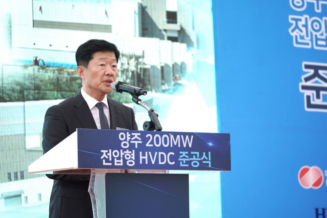 우태희 효성중공업 대표가 한전 양주변전소에서 열린 200MW 전압형 HVDC 구축 기념 준공식에서 축사를 하고 있다 사진=효성중공업